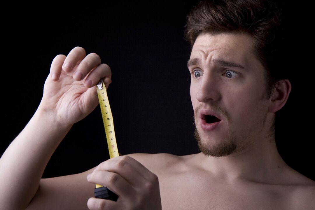 мъж измерва пениса преди уголемяване
